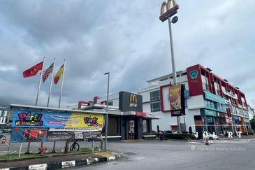 First Floor Shop @ Pusat Perdagangan Banting, Jalan Cemerlang For Rent