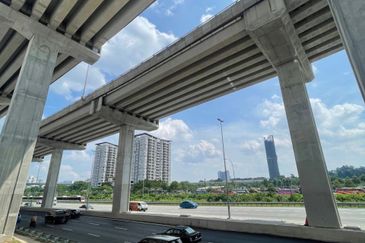  🔥Facing MRR2 Highway!! 9 adjoining unit!! 6-Storey Shop Office with Lift@ Bandar Tasik Selatan Kuala Lumpur