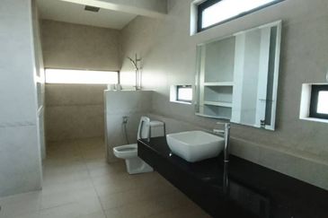 Fully Renovated!! TWIN BUNGALOW@ KK HILLS KOTA KEMUNING