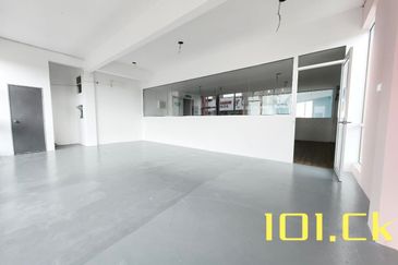 HOT area ‼️ Below SPA Price ⚠️3 Storey Shoplot CORNER@Pusat Perdagangan Banting (Jalan Cemerlang)