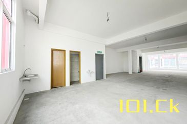 HOT area ‼️ Below SPA Price ⚠️3 Storey Shoplot CORNER@Pusat Perdagangan Banting (Jalan Cemerlang)