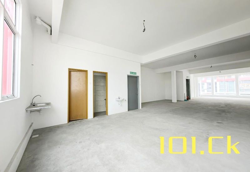 HOT area ‼️ Below SPA Price ⚠️3 Storey Shoplot CORNER@Pusat Perdagangan Banting (Jalan Cemerlang)