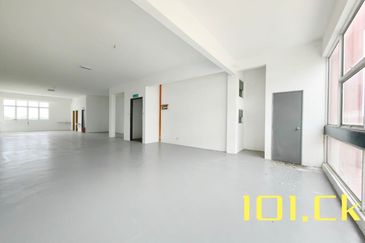 HOT area ‼️ Below SPA Price ⚠️3 Storey Shoplot CORNER@Pusat Perdagangan Banting (Jalan Cemerlang)