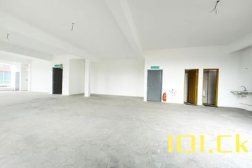 HOT area ‼️ Below SPA Price ⚠️3 Storey Shoplot CORNER@Pusat Perdagangan Banting (Jalan Cemerlang)