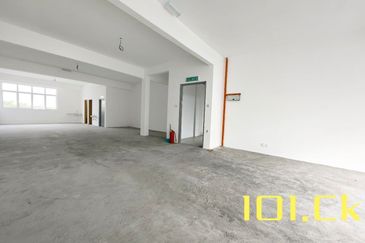 HOT area ‼️ Below SPA Price ⚠️3 Storey Shoplot CORNER@Pusat Perdagangan Banting (Jalan Cemerlang)