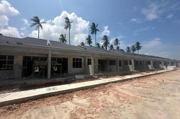 Pulau Indah ( Pulau Lumut )