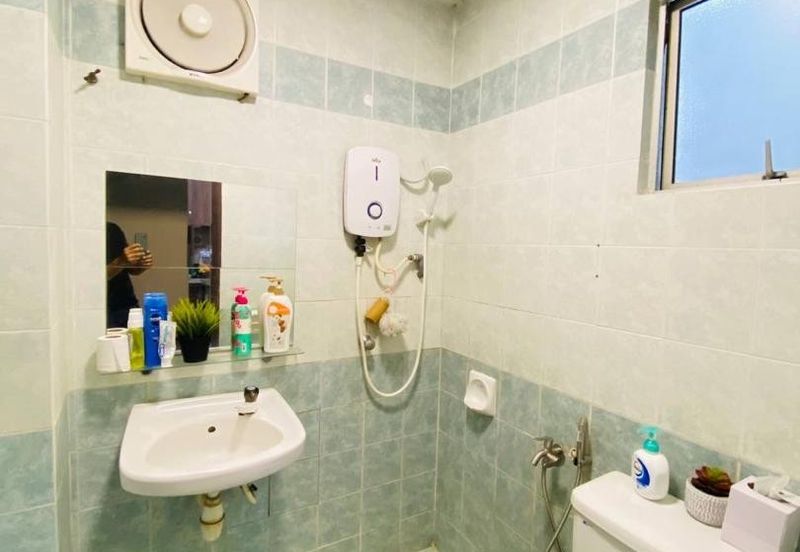 Double Storey Corner Lot in Bukit Jelutong For Sale