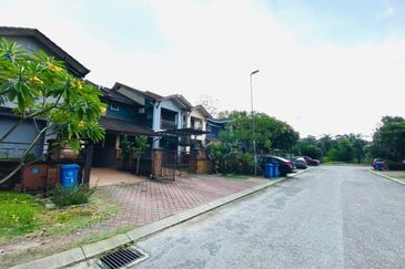 Double Storey Corner Lot in Bukit Jelutong For Sale