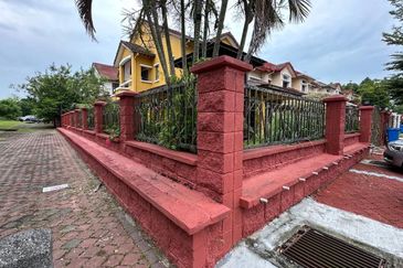 2 Storey Terrace House Corner Lot in Bukit Jelutong For Sale