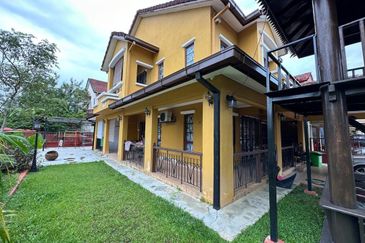 2 Storey Terrace House Corner Lot in Bukit Jelutong For Sale