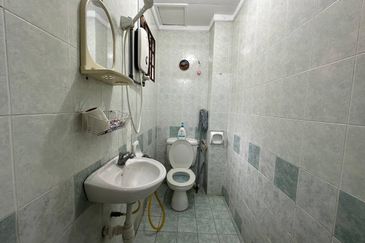 2 Storey Terrace House Corner Lot in Bukit Jelutong For Sale