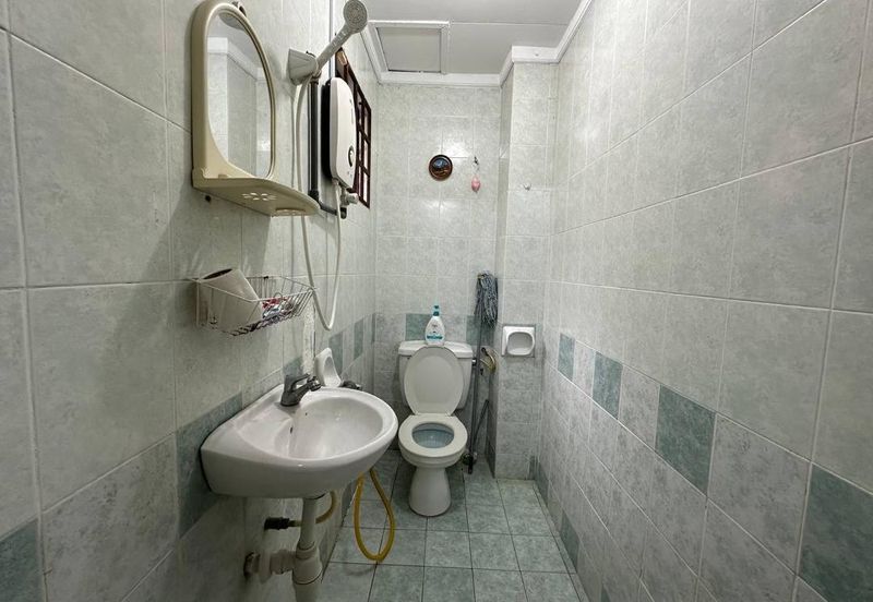 2 Storey Terrace House Corner Lot in Bukit Jelutong For Sale