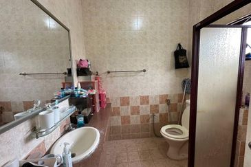 2 Storey Terrace House Corner Lot in Bukit Jelutong For Sale