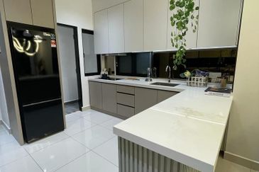 Serviced Apartment in Bandar Seri Permaisuri Quartz Queens Residenz For Sale