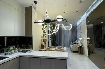 Serviced Apartment in Bandar Seri Permaisuri Quartz Queens Residenz For Sale