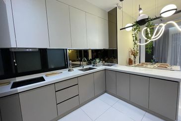 Serviced Apartment in Bandar Seri Permaisuri Quartz Queens Residenz For Sale