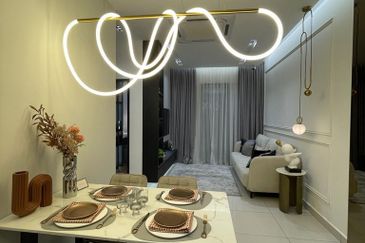 Serviced Apartment in Bandar Seri Permaisuri Quartz Queens Residenz For Sale