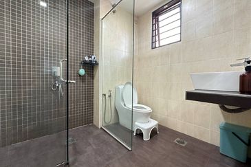 Bukit Jelutong Selangor Double Storey Courtyard For Sale