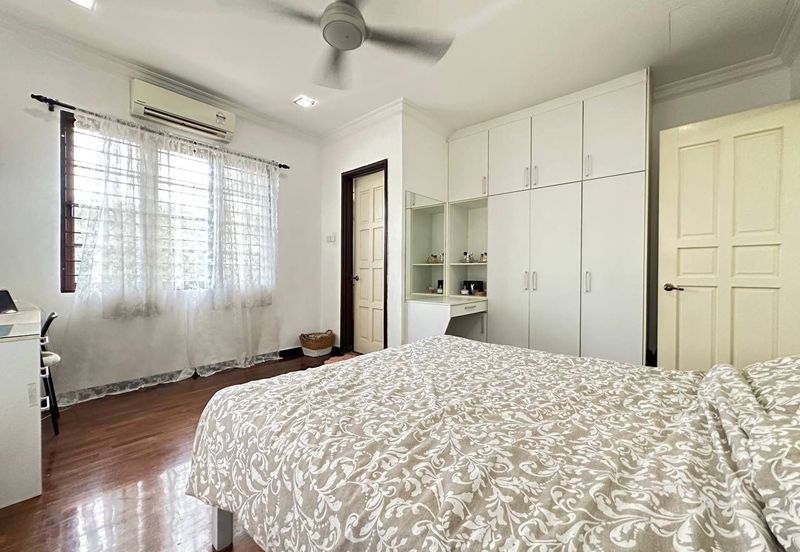 Bukit Jelutong Selangor Double Storey Courtyard For Sale