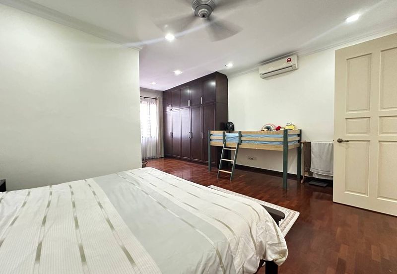 Bukit Jelutong Selangor Double Storey Courtyard For Sale