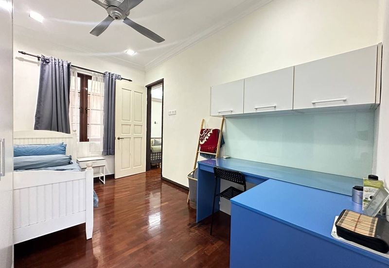 Bukit Jelutong Selangor Double Storey Courtyard For Sale