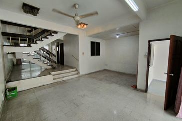 2 Storey {22x78} Taman Pertama