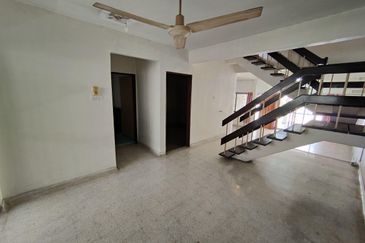 2 Storey {22x78} Taman Pertama