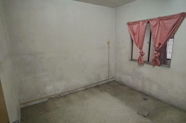 2 Storey {22x78} Taman Pertama