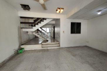 2 Storey 22x78 Taman Pertama