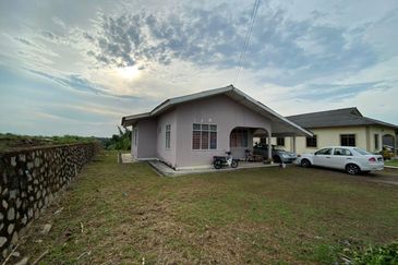 BANGLO TANAH LUAS / TAMAN MUTIARA DESARU / ENDLOT FOR SALE