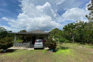 KOTA TINGGI : Tanah 2 Ekar Beserta Rumah utk Dijual