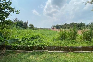 BANDAR KOTA TINGGI : Tanah 2 Ekar Zoning Residensi Untuk Dijual