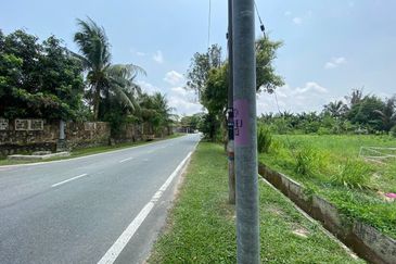 BANDAR KOTA TINGGI : Tanah 2 Ekar Zoning Residensi Untuk Dijual