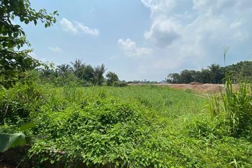 BANDAR KOTA TINGGI : Tanah 2 Ekar Zoning Residensi Untuk Dijual