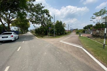 BANDAR KOTA TINGGI : Tanah 2 Ekar Zoning Residensi Untuk Dijual