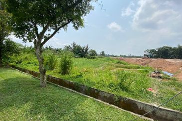 BANDAR KOTA TINGGI : Tanah 2 Ekar Zoning Residensi Untuk Dijual