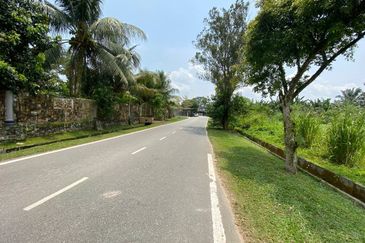 BANDAR KOTA TINGGI : Tanah 2 Ekar Zoning Residensi Untuk Dijual