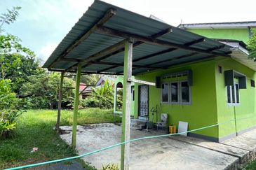 BANGLO @ KG SRI PANTAI, MERSING FOR SALE