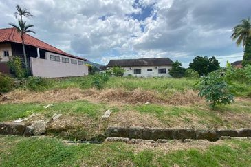 TANAH LOT BANGUNAN @ JALAN DAHLIA, BATU PAHAT FOR SALE