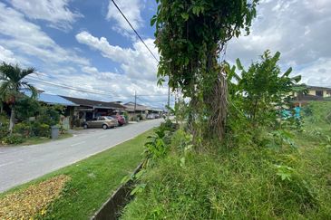 TANAH LOT BANGUNAN @ JALAN DAHLIA, BATU PAHAT FOR SALE