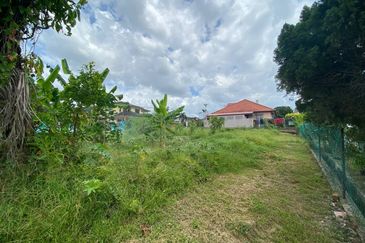 TANAH LOT BANGUNAN @ JALAN DAHLIA, BATU PAHAT FOR SALE