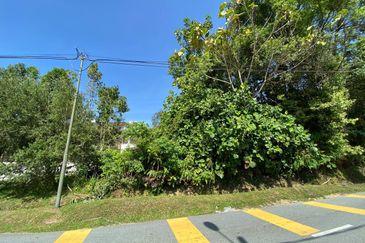 TANAH SETENGAH EKAR @ BANJARAN KEMPAS FOR SALE