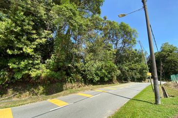 TANAH SETENGAH EKAR @ BANJARAN KEMPAS FOR SALE