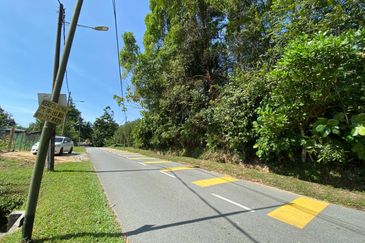 TANAH SETENGAH EKAR @ BANJARAN KEMPAS FOR SALE