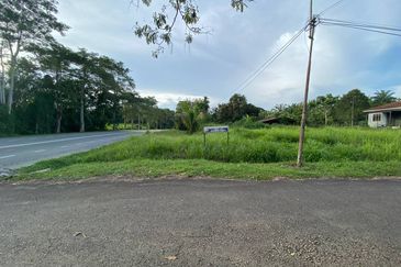 TANAH LOT BANGUNAN LUAS (9828SQFT) @ BATU TIGA, KOTA TINGGI UNTUK DIJUAL