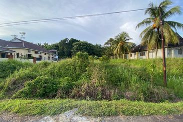 TANAH LOT BANGUNAN LUAS (9828SQFT) @ BATU TIGA, KOTA TINGGI UNTUK DIJUAL