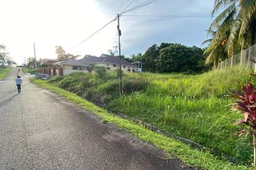 TANAH LOT BANGUNAN LUAS (9828SQFT) @ BATU TIGA, KOTA TINGGI UNTUK DIJUAL