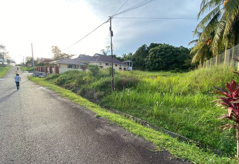 TANAH LOT BANGUNAN LUAS (9828SQFT) @ BATU TIGA, KOTA TINGGI UNTUK DIJUAL