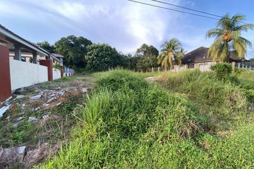 TANAH LOT BANGUNAN LUAS (9828SQFT) @ BATU TIGA, KOTA TINGGI UNTUK DIJUAL