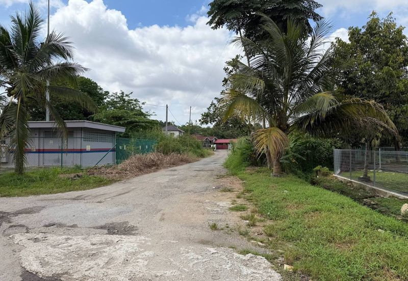 TANAH LOT BELAKANG SEKOLAH @ KG MAJU JAYA, KEMPAS LAMA FOR SALE